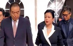 母爱照亮黑暗：倪萍与先天性白内障儿子的生命突围缩略图