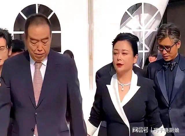母爱照亮黑暗：倪萍与先天性白内障儿子的生命突围插图