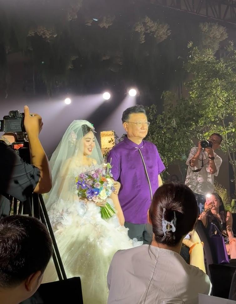 金龟子女儿补办浪漫婚礼！12年爱情长跑终圆满，董浩叔叔惊喜现身插图1