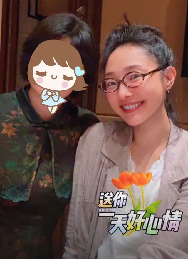 白百何素颜回乡显亲和 171cm身高抢镜尽显母爱插图1