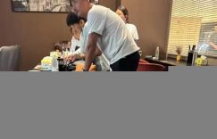 何洁一家五口温馨聚餐 10岁女儿宝妹贴心懂事获赞缩略图
