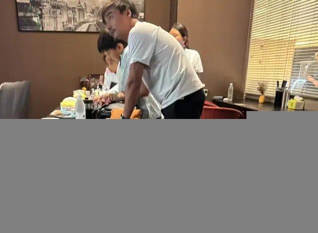 何洁一家五口温馨聚餐 10岁女儿宝妹贴心懂事获赞插图