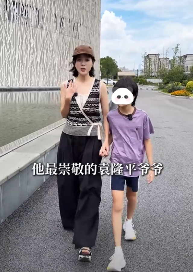 杨乐乐带儿子参观袁隆平水稻博物馆 10岁沐沐狼尾发型引热议 网友爆料汪涵夫妇还有个小公主插图