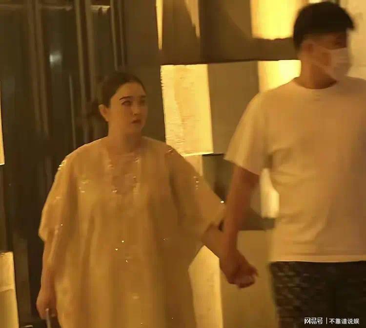阚清子大方晒孕肚获丈夫贴心守护：真实孕态打破娱乐圈完美滤镜插图