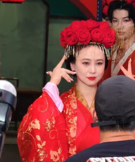 昔日港姐翁虹景区商演引唏嘘：56岁卖力热舞，与闺蜜朱茵境遇两重天插图