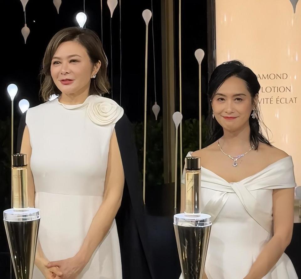 昔日港姐翁虹景区商演引唏嘘：56岁卖力热舞，与闺蜜朱茵境遇两重天插图1