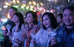 港娱黄金时代同框记：61岁关之琳科技脸抢镜，55岁李嘉欣优雅老去缩略图