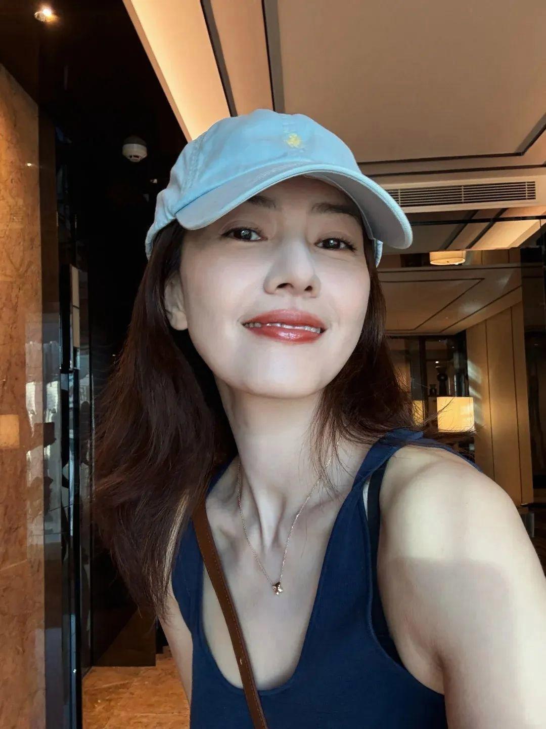 高圆圆素颜出游vlog曝光！与孙嘉一20年闺蜜情甜度爆表插图1
