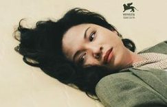 蔡明亮《爱情万岁》：床底偷窥与夜市相遇，都市孤独的性感告白缩略图