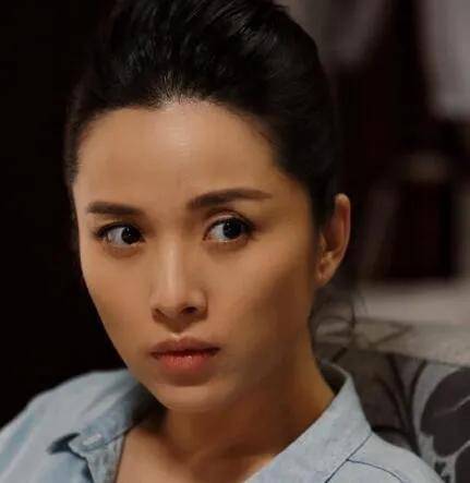 素颜照刷屏！靳东妻子李佳凭气质惊艳全网：46岁的她重新定义了什么是真正的美人插图1