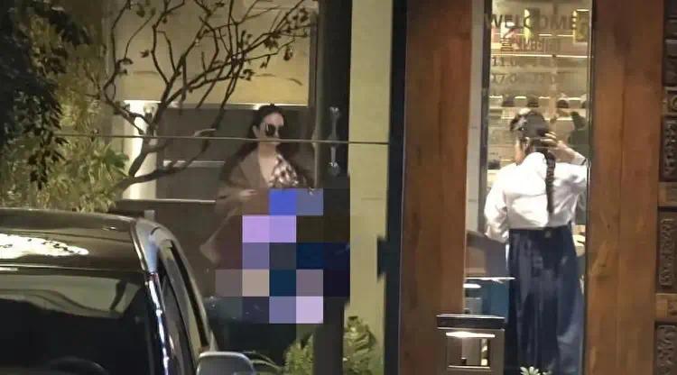 神仙姐姐刘亦菲素颜现身京城烤肉店，二十年颈椎伤痛背后的敬业人生插图