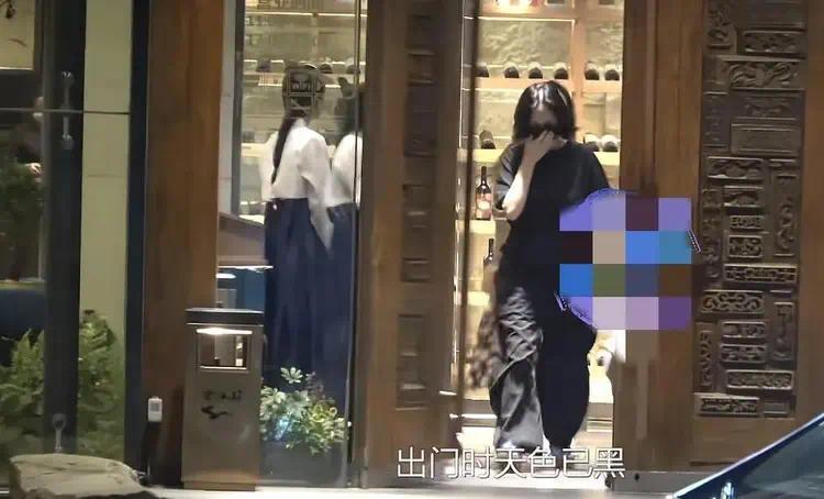 神仙姐姐刘亦菲素颜现身京城烤肉店，二十年颈椎伤痛背后的敬业人生插图1