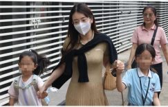 孕妈方媛挺八月孕肚亲送女儿上学 郭富城暂停工作贴心陪产缩略图