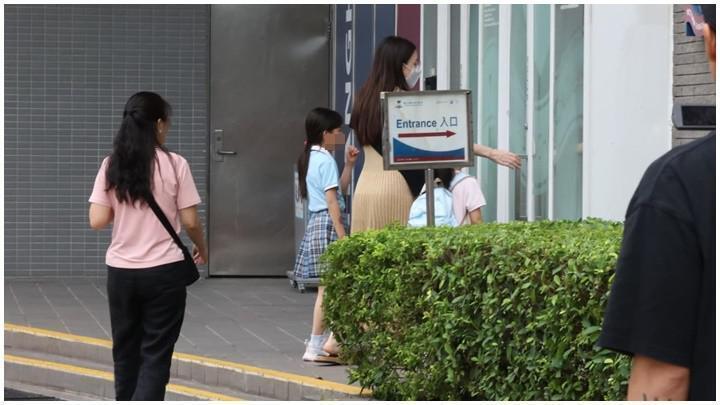 孕妈方媛挺八月孕肚亲送女儿上学 郭富城暂停工作贴心陪产插图1