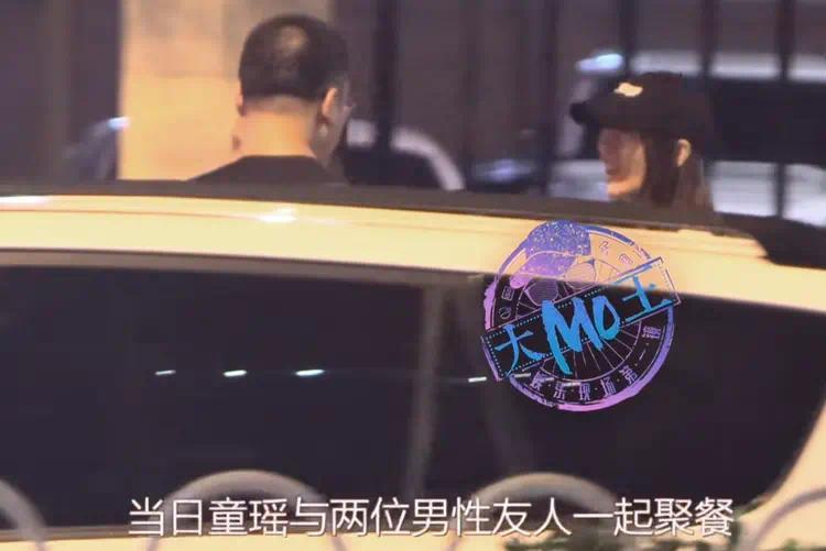 童瑶街边抽烟引热议！哈佛精英丈夫王冉全程护驾，从家暴阴影到人生赢家的逆袭插图