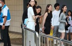 超模奚梦瑶携子观赛：5岁何广燊初显超模基因，母子温情互动点亮球场缩略图
