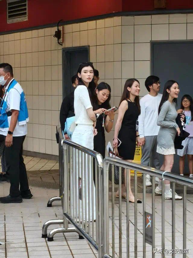 超模奚梦瑶携子观赛：5岁何广燊初显超模基因，母子温情互动点亮球场插图
