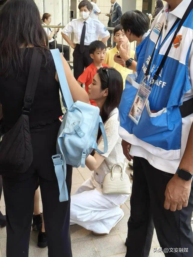 超模奚梦瑶携子观赛：5岁何广燊初显超模基因，母子温情互动点亮球场插图1