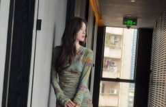 古力娜扎森系写真释出！印花长裙勾勒优雅身型，光影间尽显东方之美缩略图