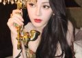 鎏金长裙惊艳全场！迪丽热巴手持复古电话演绎时光美人缩略图