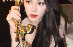鎏金长裙惊艳全场！迪丽热巴手持复古电话演绎时光美人缩略图