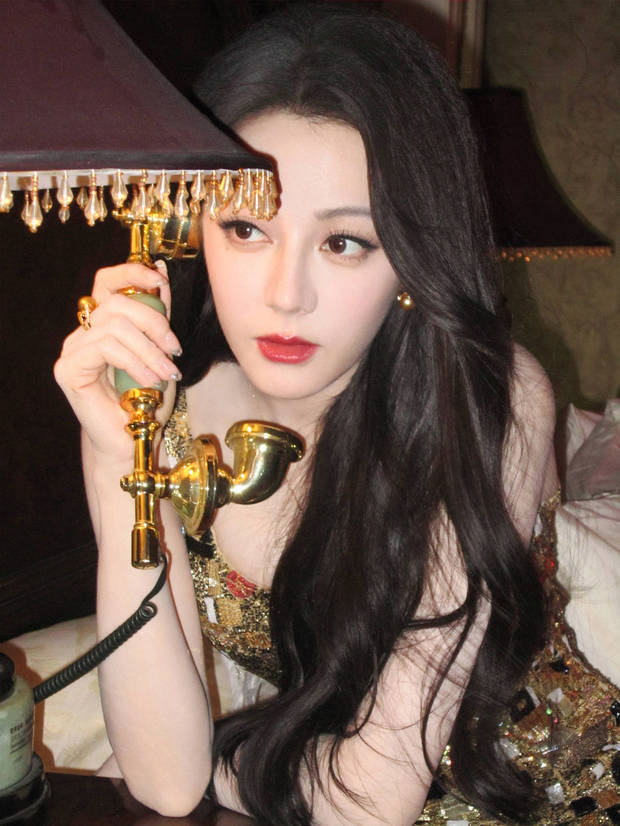 鎏金长裙惊艳全场！迪丽热巴手持复古电话演绎时光美人插图