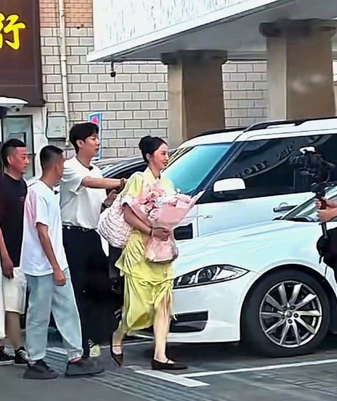 董璇67元平价婚宴引爆争议：姐弟恋背后，是精打细算还是真情无价？插图1