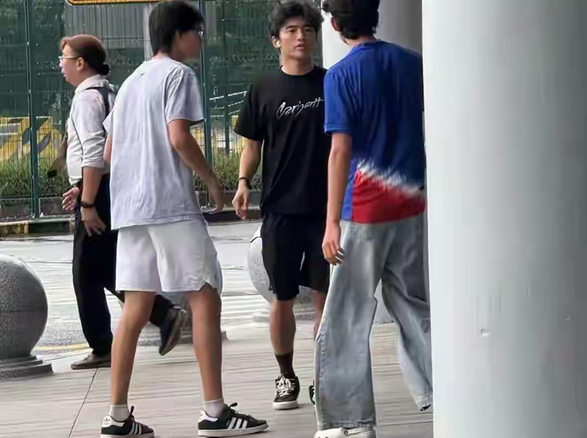 谢霆锋携长子Lucas迪拜度假，父子飙车背影如复刻，次子未同行真相曝光插图1