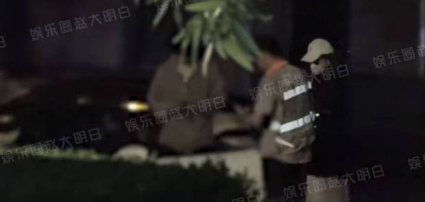 赵昭仪被曝与神秘男子深夜同返公寓，街角吻别画面曝光插图1