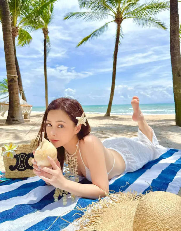 钟欣潼海边玩得超开心，状态美翻了插图1