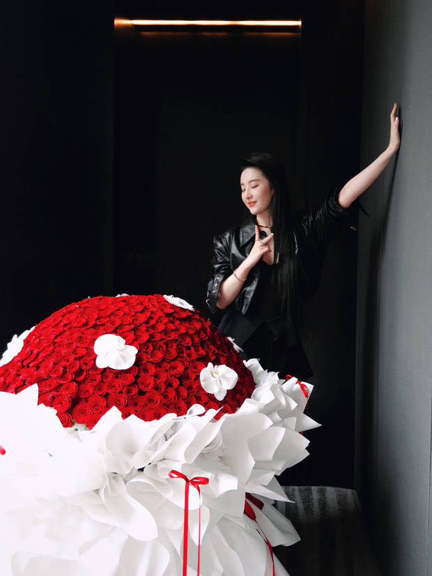 刘亦菲all black配黑长直，美到没朋友！插图