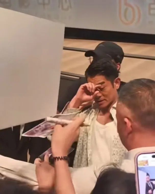 吓到了！59岁郭富城当众发火，差点被粉丝戳到眼睛插图1