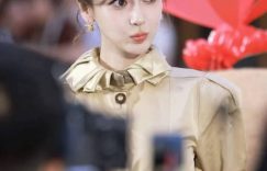 杨颖穿长款棕风衣笑得好甜缩略图