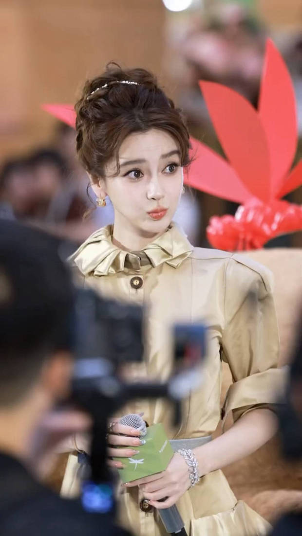 杨颖穿长款棕风衣笑得好甜插图