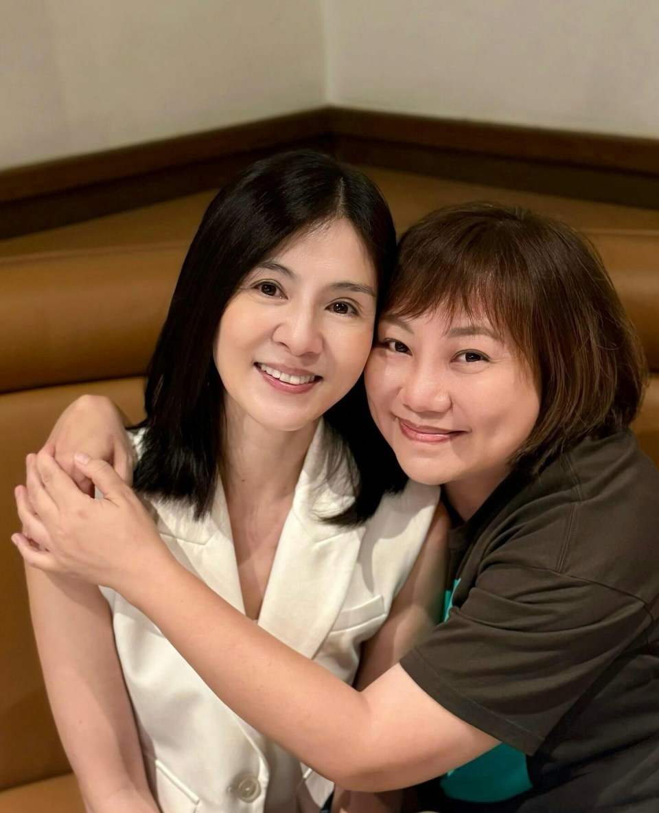51岁杨采妮近照曝光，低调回港和朋友聚餐，素颜状态好到像小姑娘插图