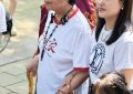 75岁斯琴高娃拄拐去灵岩寺上香，看起来老了不少缩略图