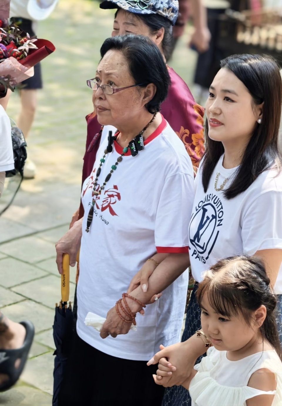 75岁斯琴高娃拄拐去灵岩寺上香，看起来老了不少插图