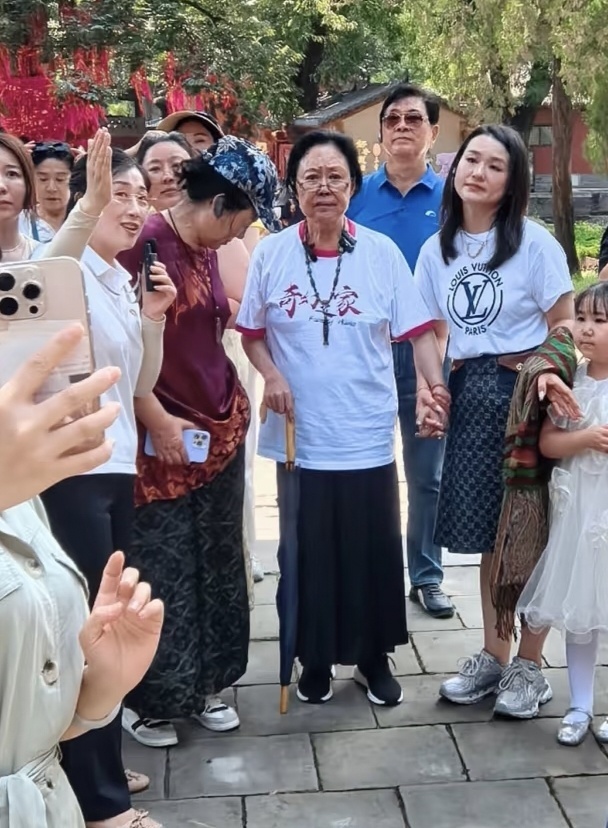 75岁斯琴高娃拄拐去灵岩寺上香，看起来老了不少插图1