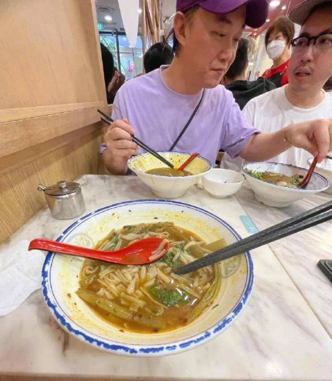 陈奕迅逛路边小店，和粉丝拼桌吃饭火了插图1