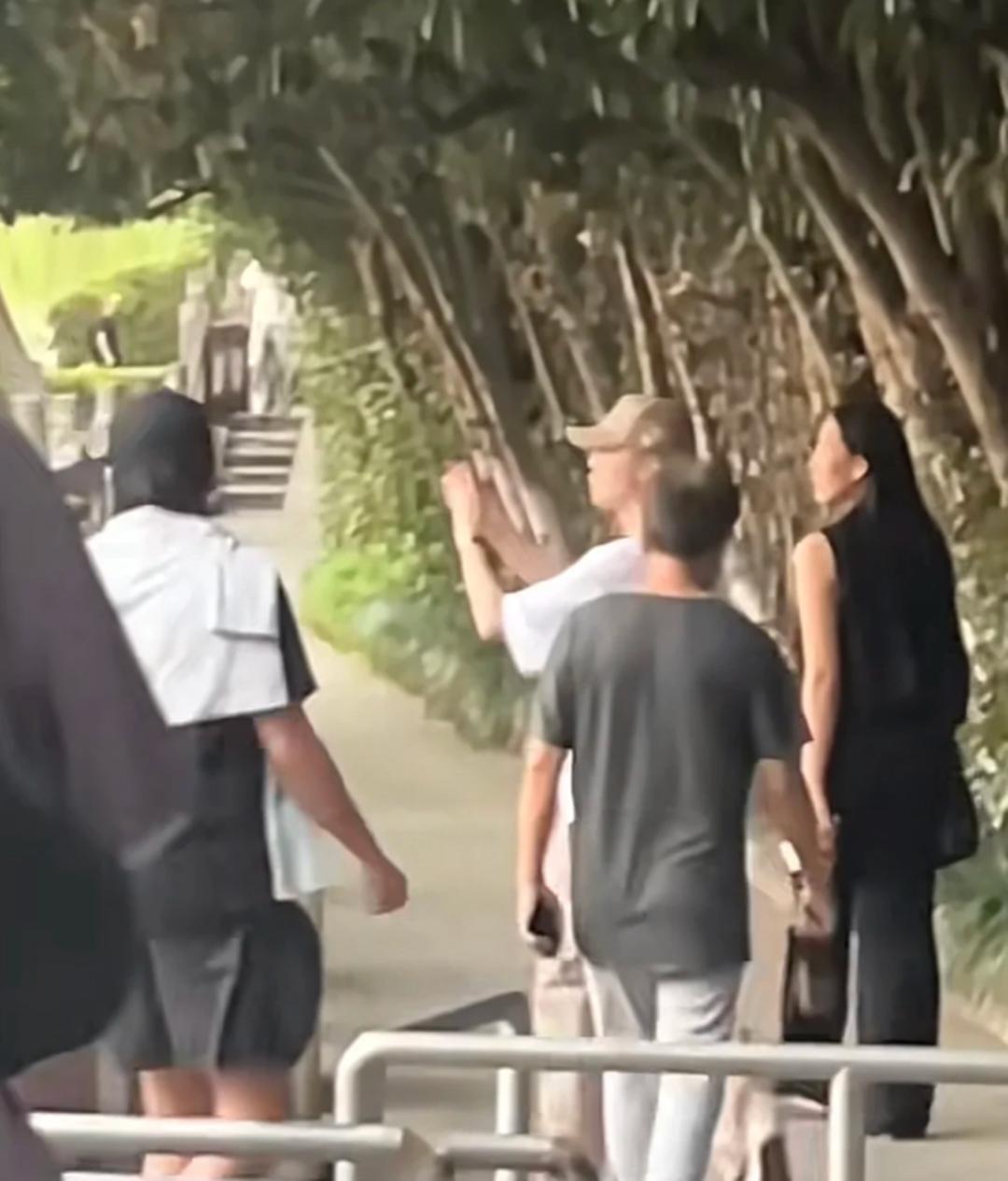 鹿晗南昌演唱会后和邓超一家公园遛弯，超姐现身超显年轻有气质插图1