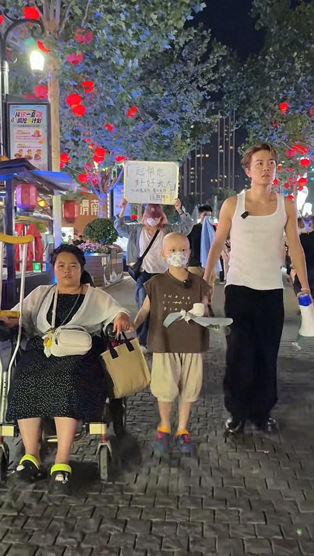 偶遇知名歌手在街边卖水果！插图1