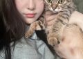 张馨予晒家里两猫一狗，何捷穿大裤衩出镜，给小猫咪梳毛超有爱缩略图