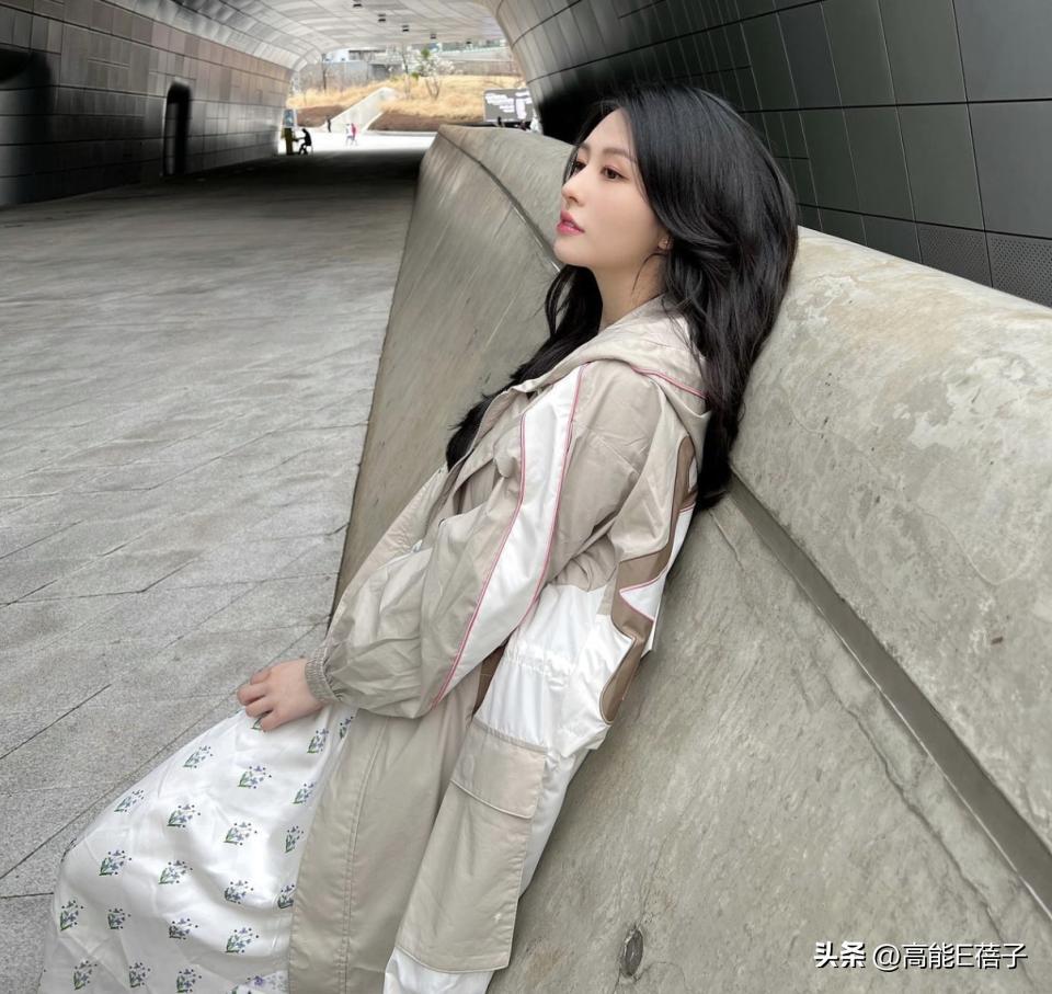 星二代差别也太大了！邱淑贞二女儿美出新高度，小S大女儿晒成小麦辣妹插图1