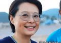 53岁袁立带娃看海，脸上有斑头发花白，脖子上挂两根绳超接地气缩略图