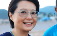 53岁袁立带娃看海，脸上有斑头发花白，脖子上挂两根绳超接地气缩略图