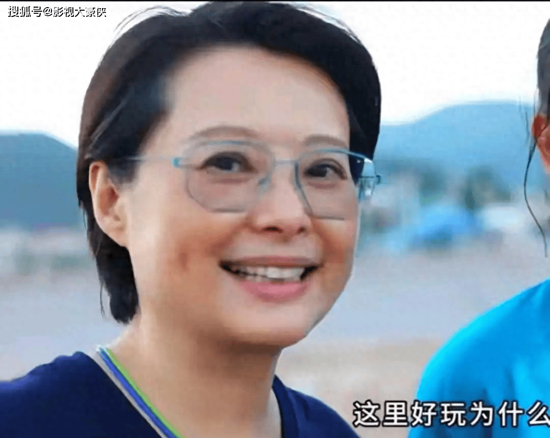 53岁袁立带娃看海，脸上有斑头发花白，脖子上挂两根绳超接地气插图