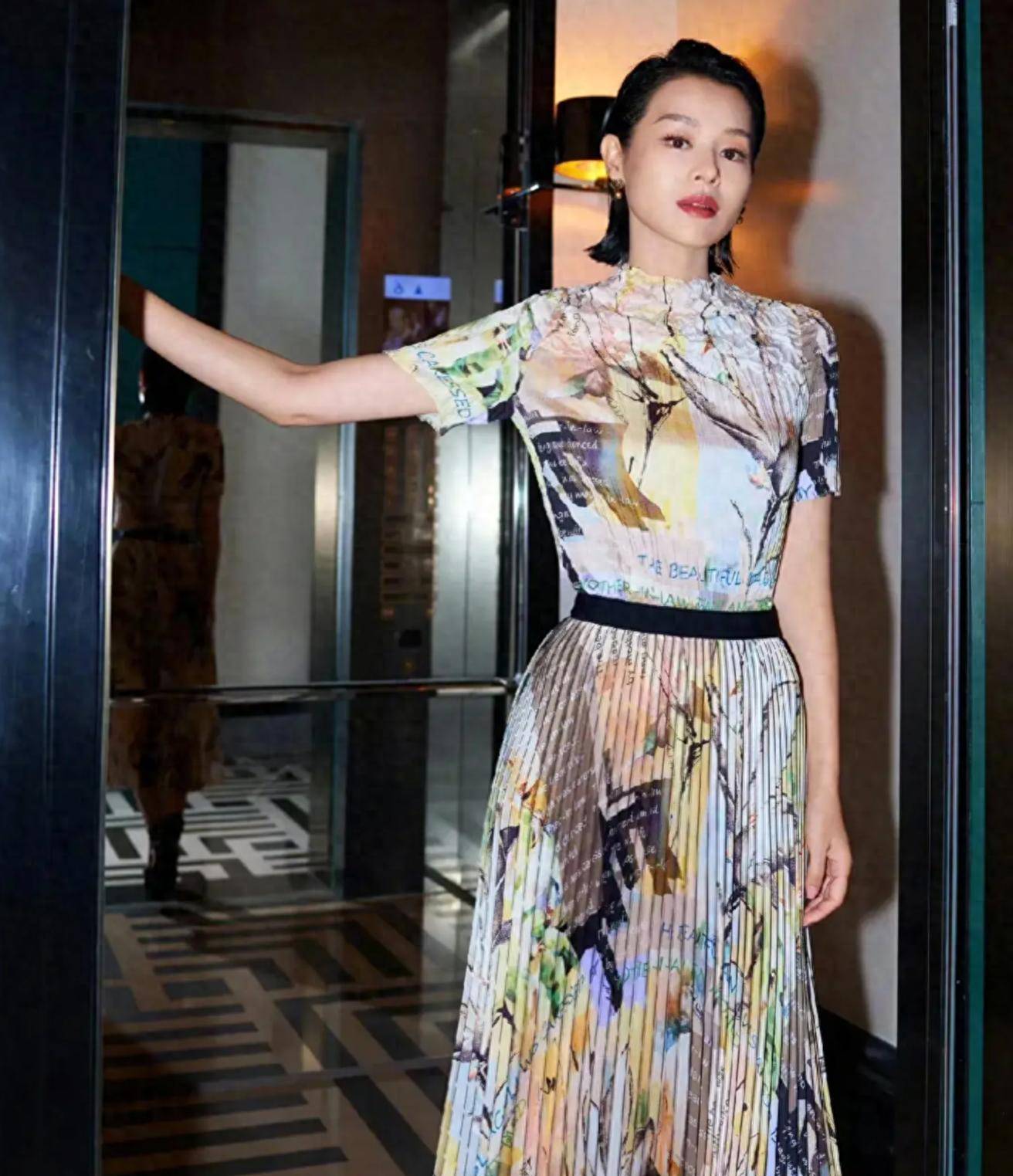45岁杏儿晒一家五口，三个儿子帅翻了，黄宗泽近况让人心疼插图