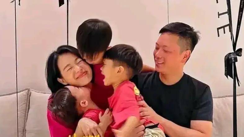 45岁杏儿晒一家五口，三个儿子帅翻了，黄宗泽近况让人心疼插图1