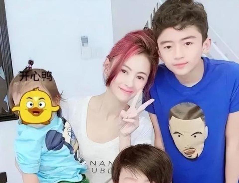 张柏芝三胎儿子露脸，跟爸爸笑成一片，这娃亲爹到底是谁啊？插图1