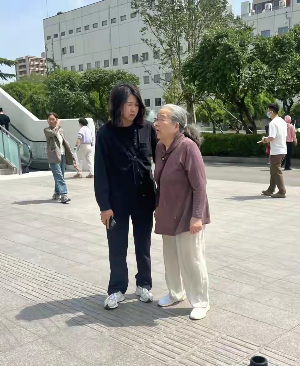 89岁李明启去医院看病，穿着利落但背驼了，看着挺让人心疼插图1